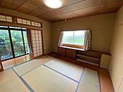 とても明るいですね♪壁際の板の間部分に棚があり、収納できます♪