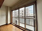 洋室の奥のバルコニーの手前は縁側風なスペースがあります♪