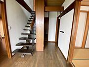玄関から廊下を見た感じです♪階段の後ろの壁がないので、圧迫感がありませんね♪