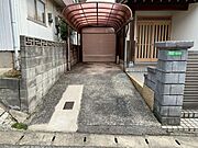 駐車場は、奥のシャッターを開けて車を入れて縦列で2台停められます♪