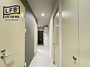 リビングから玄関の方を見た感じです♪左側手前はトイレのドア、左奥は電気温水器のドア、右手前は収納スペース、右奥は洗面所のドアです♪