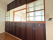 備え付けの食器棚があるので、新たに購入不要です♪収納が沢山あるので嬉しいですね♪