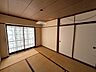 和室：中心の洋室の奥にある、バルコニーに面した和室♪押入れ収納があります♪