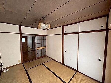 こちらの和室にも押し入れ収納があります♪