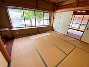 こちらは8帖和室♪6帖和室と続き間になっています♪左側に押し入れと床の間があり、窓が大きく出窓になっています♪日差しが入って明るいですね♪