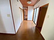 1階の廊下♪左手に玄関があり、右側のドアは洗面所へ、奥の開いているドアはリビングへ、その左隣は8帖和室へと続いています♪