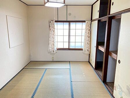唯一の和室♪畳のお部屋があるとほっこりしますね♪大きな押入も付いています♪