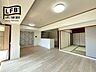リビング/ダイニング：こちらが実際のリビングです♪和室の間仕切りを開ければ開放的な空間になります♪キッチンの前も開けていますので、お料理をしながらでもリビングの様子が見え、安心ですね♪