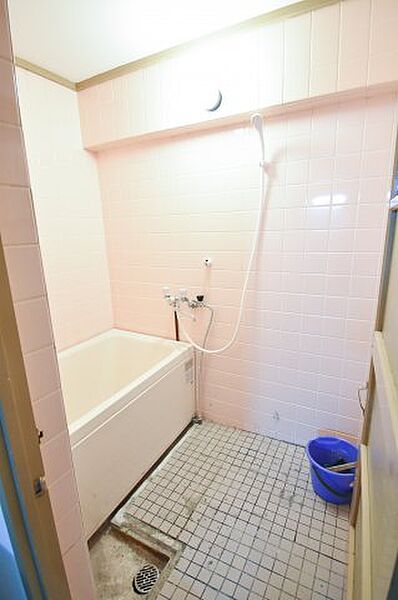 画像5:ちょうどいいサイズのお風呂です。お掃除も楽にできますよ。