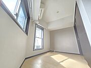 子供部屋や趣味の部屋など、多目的に使えそうな居室です