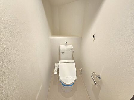トイレは手洗い器付き、ウォシュレット付きとなっております