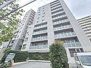 街に溶け合う美しい景観を生みだしているにも関わらず、採光や風通しを考えて設計された間取り。近隣との視線を考え、街全体で調整される窓位置。外観だけでなく、そこに住まうご家族の心地よさを最優先しました。