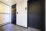 １フロア１住戸のゆとりある設計です。隣戸のない高い独立性とプライバシー性を確保し、生活音の干渉も抑えられた静穏性に優れた、都心では特別感のある住環境です。