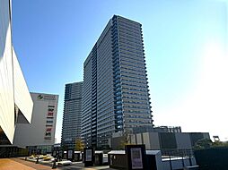 街に溶けこみ美しい景観を生み出すこのマンションは採光や風通しまで考え抜いて造っています。外観の美しさだけでなくそこに住まうご家族様の心地良さを最優先しています。