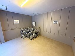 敷地内にショッピングカートを持ち込める設計で、重い荷物もそのまま住戸付近まで運搬可能。日々のお買い物がぐっと楽になる、生活利便性の高い住環境です。