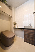 タンクレストイレを採用。室内に手洗いも備え、ゆったり広々お使いいただけます。