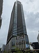空高くそびえる洗練されたフォルムが、街のランドマークとしての圧倒的な存在感を放ちます。モダンなデザインと上質な素材が融合した外観は、住まう方の誇りとステータスを象徴する、品格に満ちた佇まいです。