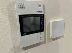 来訪者の様子を室内TVモニターでチェック。お子様が留守番するときも安心。不在時の来訪者を録画でき、犯罪抑止効果も期待できます。
