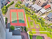 マンション敷地内にテニスコートがございます。