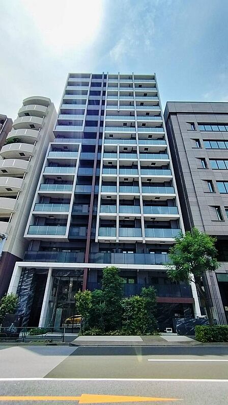 一筋の木目ライン、不規則性のあるグリッドラインが際立った外観は旧山手通りからも目に留まります。