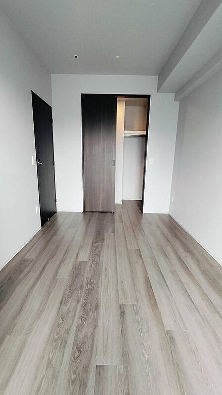 独立性を高めたお部屋。WICも配備しており、スッキリとした居住空間に。陽光も降り注ぐ明るく開放的な間取りが魅力的です。