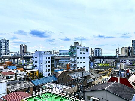 【眺望】少し優雅に、眺望の良い部屋で新生活をしてみませんか?青空がみえたり、眺望や窓からの景色が良いと、家で過ごす時間も快適です。