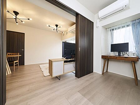 【洋室】リビングに隣接する居室。引き戸を開け放てば2部屋が一体となり広々と快適空間が生まれることで、家族が集まりやすくなります。