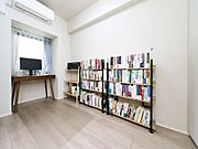 【洋室】独立性を高めたお部屋。たっぷりの収納も配備しており、スッキリとした居住空間に。陽光も降り注ぐ明るく開放的な間取りが魅力的です。