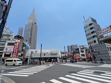【代々木駅】「代々木」駅周辺にはスーパーや飲食店、生活利便施設が揃い、都心でありながら落ち着いた住環境が魅力。毎日の暮らしを快適にサポートします。