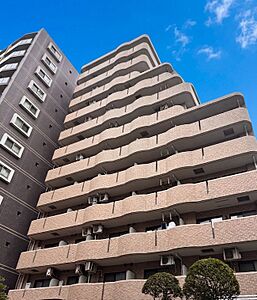 外観:周囲の街並みとも美しく調和する、堂々とした佇まいのマンションです。日当たりや通風にも配慮された設計が魅力です。 外観:周囲の街並みとも美しく調和する、堂々とした佇まいのマンションです。日当たりや通風にも配慮された設計が魅力です。