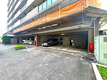 平置きの駐車スペースが嬉しいですね。大きめのお車をお持ちの方でも難なくお停め頂けます。※空き状況は都度ご確認下さい。