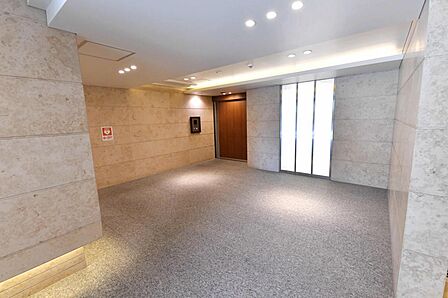 開放感溢れる空間。選ばれた素材で構成された壁面。ホテルライクな共用部分は充実さも兼ね備えています。