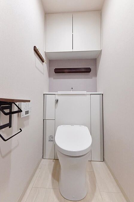 白を基調とした清潔感の高いお手洗い。上部に収納もついておりますので、とても便利です。