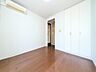 洋室：うららかな陽射しがどのお部屋にも降り注ぎますように、快適さを追求した間取設計。得難い立地環境での生活を恵みの豊かな永住の地へと変えてくれます。