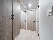 【玄関】ご家族分の履物をたっぷりと収納出来るシューズボックス付です。シューケア用品や折り畳み傘等もまとめて保管出来ます。