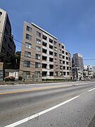 【現地外観】マンション前の歩道は整備されており、ガードパイプが設置されています。小さなお子様とも歩きやすく、快適にお散歩を楽しめそうです。