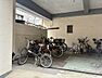 その他：【駐輪場】雨や風から自転車を守ってくれる屋根付きの駐輪スペースが設けられています。空き状況など、詳細につきましてはお問い合わせください。