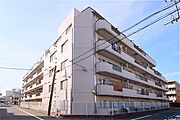 【現地外観】鉄筋コンクリート造のマンション。スーパー「東武ストア西尾久店」まで徒歩1分と、日々のお買い物に便利な立地です。