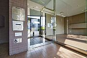 【エントランス】光を通す大きなガラスドアが開放的なエントランス。点字案内板やスロープなどが設けられ、利用しやすい環境が整えられています。