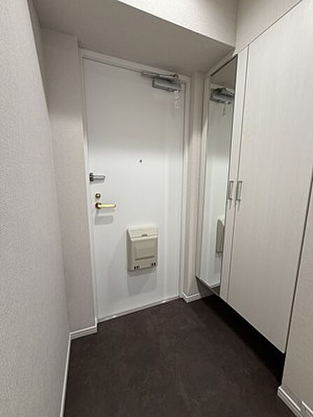 【玄関】空間を有効に活用できる、フロートタイプのシューズボックスが設置されています。姿見付きのため、お出掛け前の身だしなみチェックに重宝しそうです。