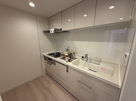 【キッチン/約3.2帖】LD側から見えにくい配置のため、調理に集中できそうです。上下に収納スペースが備わっており、すっきりと片付いたキッチン周りを保てます。