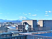 【クリオ茅ヶ崎中海岸グランシック】屋上テラスからは富士山を望むことができます(季節・天候による)。海まで近く、自然豊かな住環境のため、子育て世帯にもおすすめです。