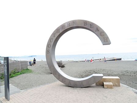 【茅ヶ崎海岸】徒歩9分。正面にえぼし岩、東に江ノ島、西に富士山を臨む海岸。日々のお散歩やジョギングコースにも嬉しい距離です。サザンビーチモニュメント「茅ヶ崎サザンC」が設置されています。
