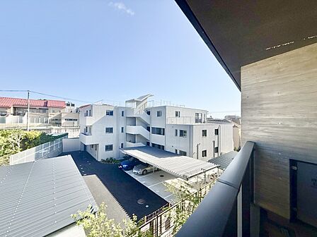 【住戸からの眺望写真】地上3階建の最上階3階部分につき、上階からの生活音を気にせず暮らせます。ペット飼育可能なマンションです(飼育細則有)。