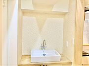 ベッセルタイプの洗面台はシンプルな美しさが特徴。スタイリッシュで使い勝手も良く、空間をスッキリと見せます。