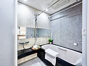 【浴室】奥行きを感じられる横長のミラーを採用した、ホテルライクな空間。浴室乾燥機を搭載しているので、雨の日の物干しスペースとしても重宝しそうです。
