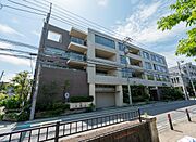 【現地外観写真】古都鎌倉の中心に位置する閑静な住宅地「御成町」に立地。重厚感のある外観が、ひときわ存在感を放っています。コンビニやスーパーが徒歩2分圏内に揃う便利な住環境です。