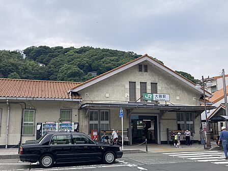 【JR東海道本線「大磯」駅】徒歩43分。小田原・熱海方面(下り)、横浜・東京・宇都宮・高崎方面 (上り)の電車が利用できます。駅前には郵便ポストやベンチが設置されています。