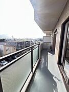 【バルコニー】南西向きバルコニー。暖かい陽光が差し込み、気持ちよく洗濯物を乾かすことができそうです。物干し金物付き。