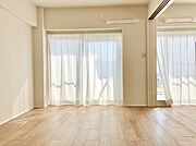 【洋室(南西側)/約6.1帖】南西側のバルコニーからさわやかな光を感じられる洋室。視線が抜けることで、開放感を味わっていただけます。主寝室にもおすすめです。